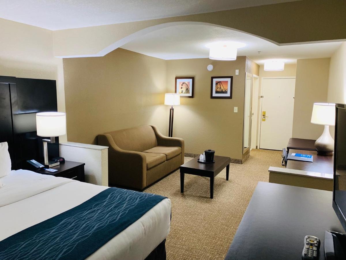 King Suite with Roll-In Shower - Accessible/Non-Smoking,1074438235:JPEG