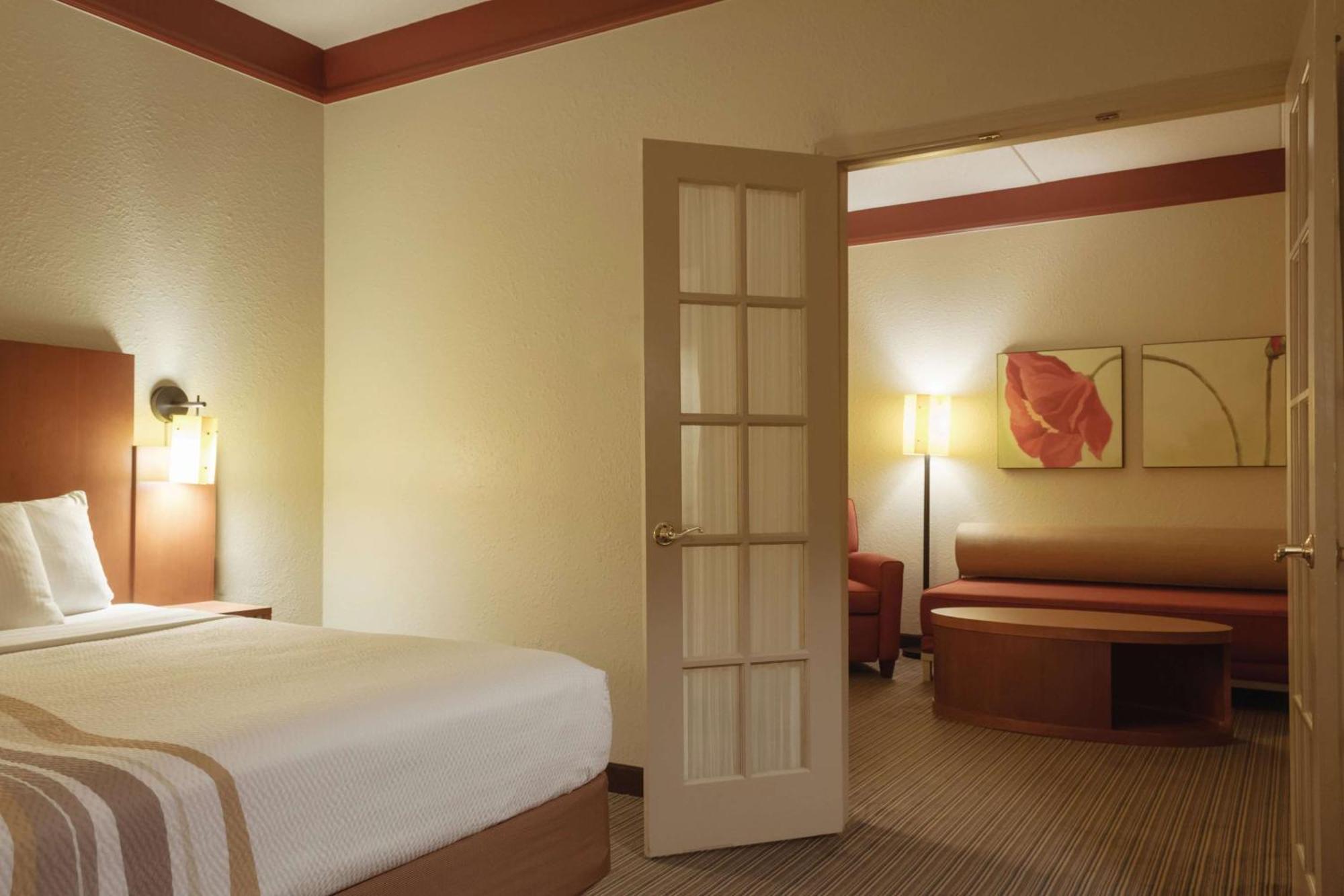 One-Bedroom King Suite - Non-Smoking,1275609562:JPEG