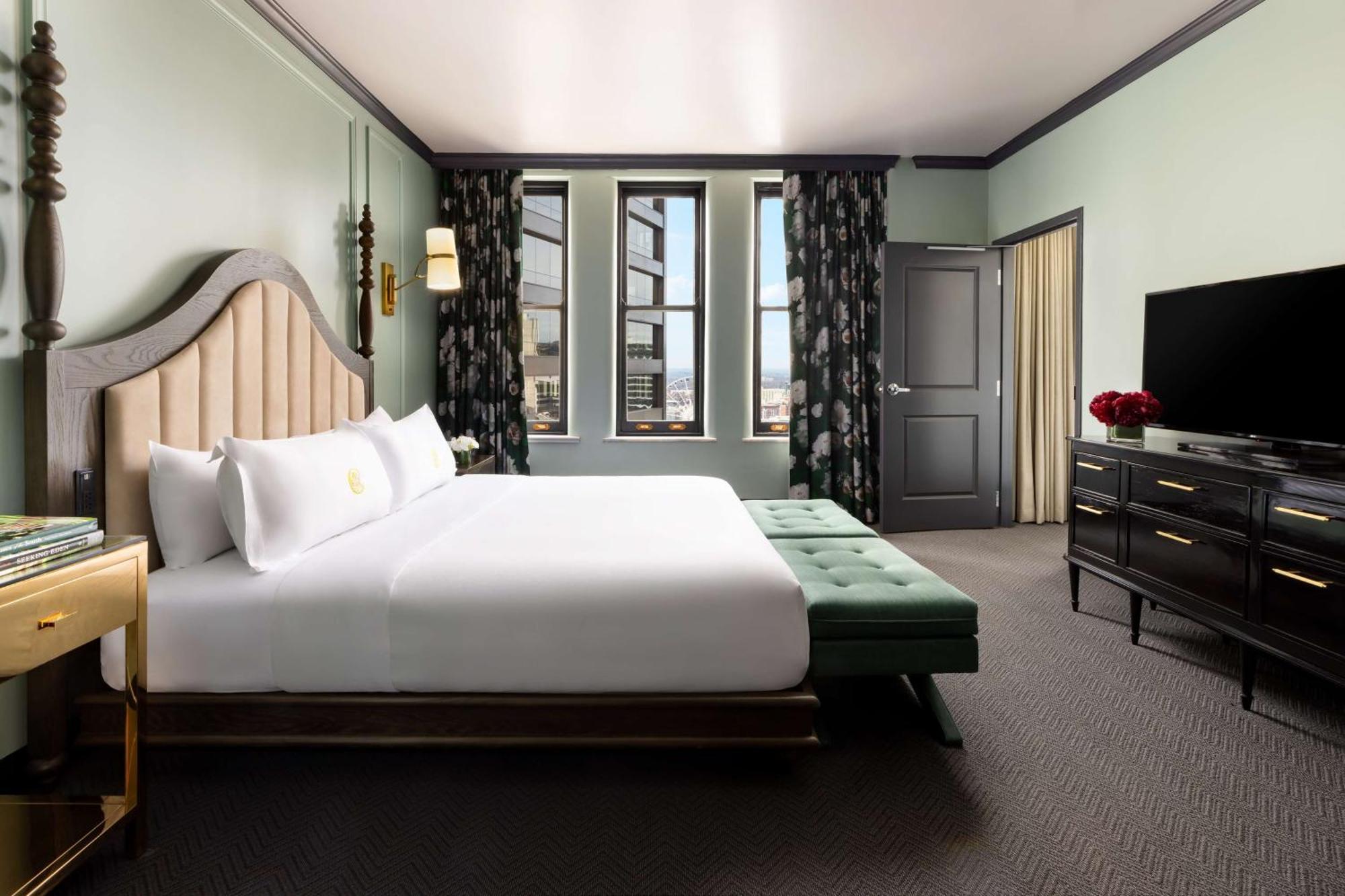 Deluxe One-Bedroom King Suite with City View,1552151185:JPEG
