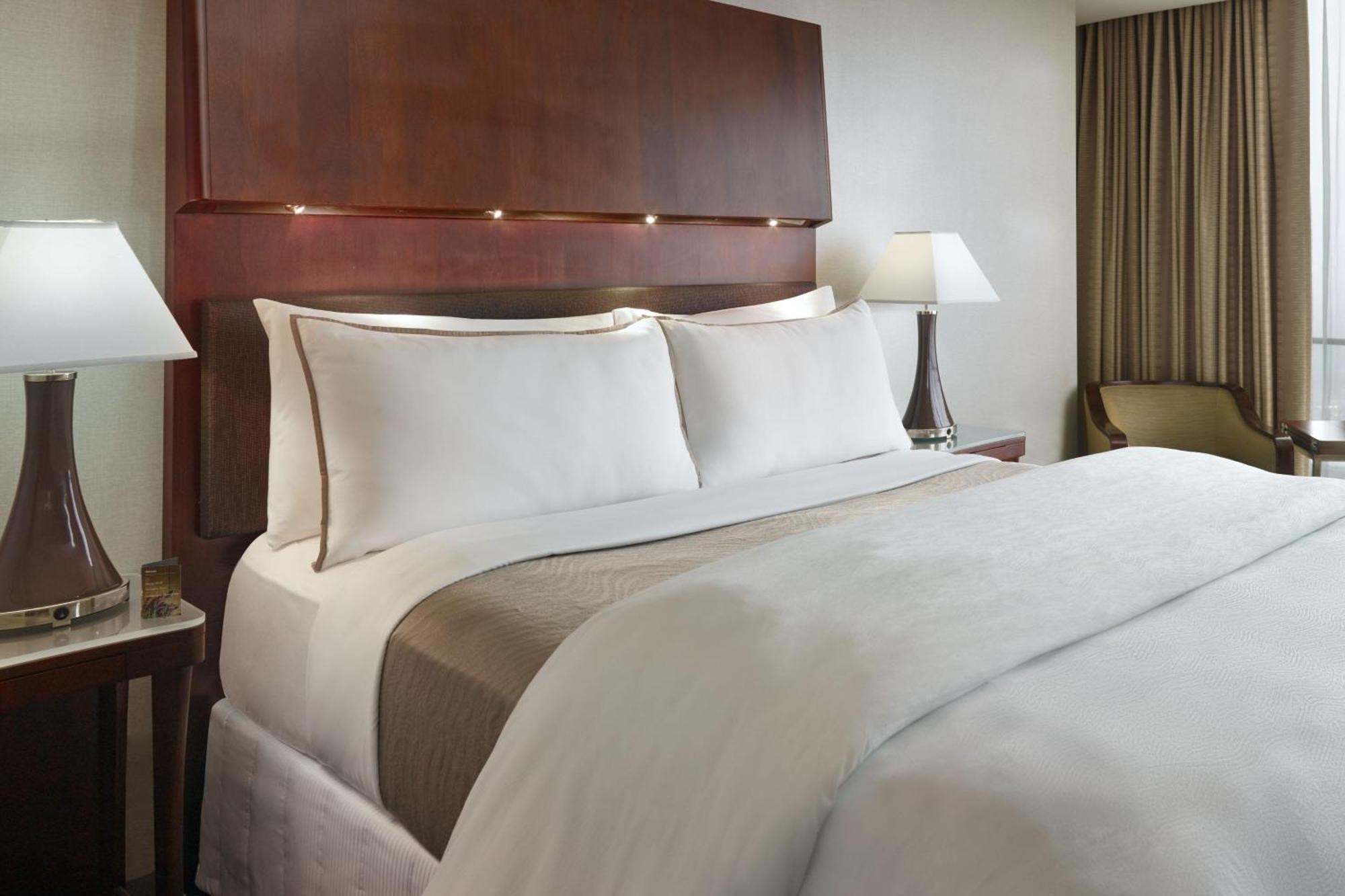 Guest room, 1 King, Skyline view, High floor